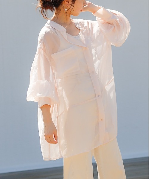 Chico（チコ）の「箔プリントシアーブロッキングシャツ/オーガンジーシャツ（シャツ/ブラウス・レディース・ブラウン/ベビーピンク/オレンジ・FREE）」の2枚目の写真