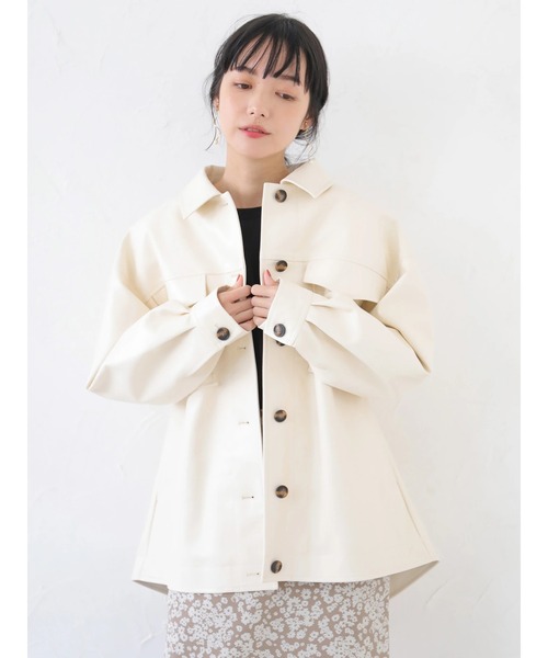 earth music&ecology（アースミュージックアンドエコロジー）の「フェイクレザーCPOシャツジャケット ＊（ミリタリージャケット・レディース・ブラウン/アイボリー/ピンクベージュ・FREE）」の4枚目の写真