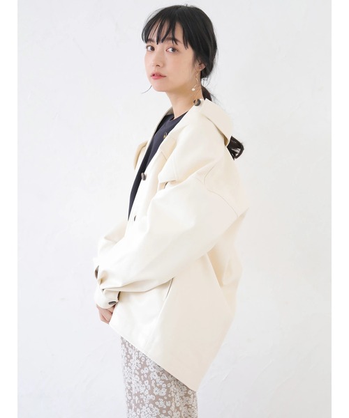 earth music&ecology（アースミュージックアンドエコロジー）の「フェイクレザーCPOシャツジャケット ＊（ミリタリージャケット・レディース・ブラウン/アイボリー/ピンクベージュ・FREE）」の7枚目の写真