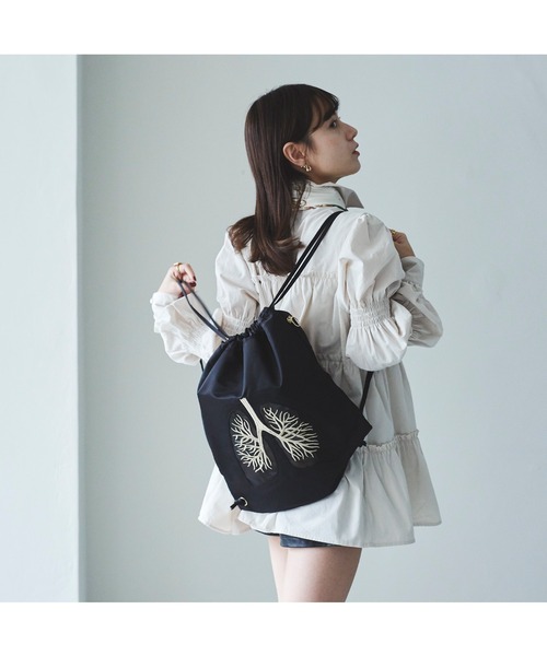 Kraso(クラソ)の「KAWAII COMPANY わたしの気分を軽くする FLY-HIGHリュック(バックパック/リュック・レディース・ブラック×ゴールド・ONE SIZE)」の7枚目の写真