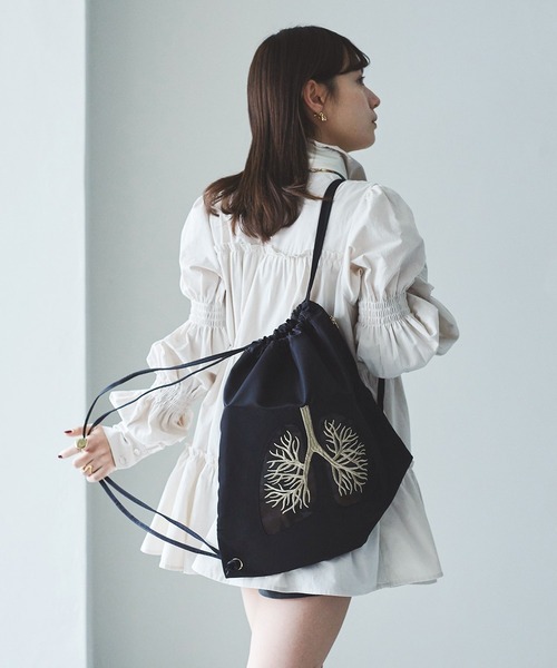 Kraso(クラソ)の「KAWAII COMPANY わたしの気分を軽くする FLY-HIGHリュック(バックパック/リュック・レディース・ブラック×ゴールド・ONE SIZE)」の3枚目の写真