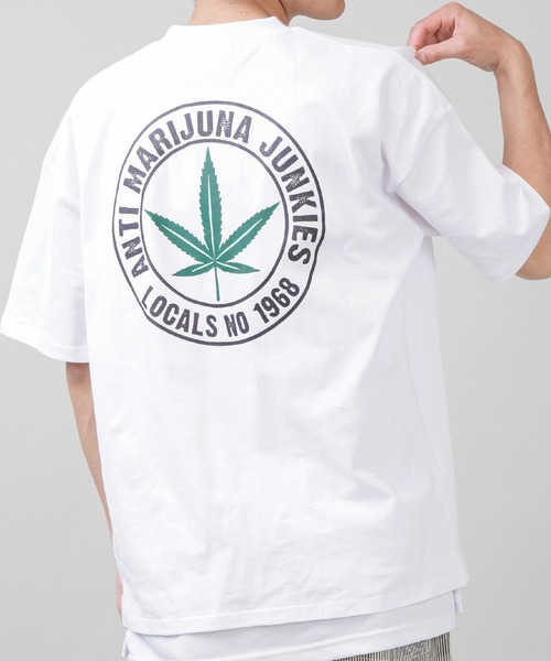 SPINNS（スピンズ）の「【ゆったりシルエット】リーフデザインバックプリント半袖Tシャツ（Tシャツ/カットソー・メンズ・スミクロ/ホワイト/イエロー/ダークグリーン・ONESIZE）」の2枚目の写真