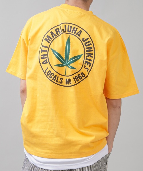 SPINNS（スピンズ）の「【ゆったりシルエット】リーフデザインバックプリント半袖Tシャツ（Tシャツ/カットソー・メンズ・スミクロ/ホワイト/イエロー/ダークグリーン・ONESIZE）」の4枚目の写真