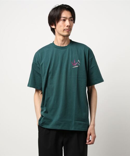 SPINNS（スピンズ）の「【ゆったりシルエット】リーフデザインバックプリント半袖Tシャツ（Tシャツ/カットソー・メンズ・スミクロ/ホワイト/イエロー/ダークグリーン・ONESIZE）」の7枚目の写真