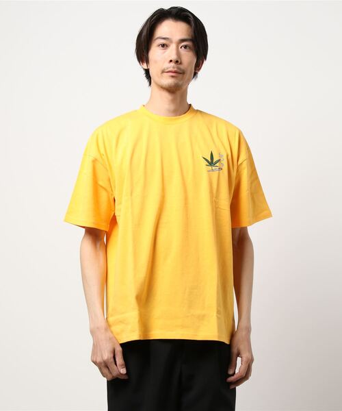 SPINNS（スピンズ）の「【ゆったりシルエット】リーフデザインバックプリント半袖Tシャツ（Tシャツ/カットソー・メンズ・スミクロ/ホワイト/イエロー/ダークグリーン・ONESIZE）」の8枚目の写真
