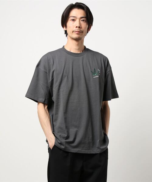 SPINNS（スピンズ）の「【ゆったりシルエット】リーフデザインバックプリント半袖Tシャツ（Tシャツ/カットソー・メンズ・スミクロ/ホワイト/イエロー/ダークグリーン・ONESIZE）」の9枚目の写真
