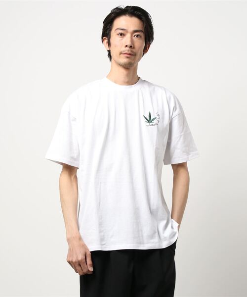 SPINNS（スピンズ）の「【ゆったりシルエット】リーフデザインバックプリント半袖Tシャツ（Tシャツ/カットソー・メンズ・スミクロ/ホワイト/イエロー/ダークグリーン・ONESIZE）」の5枚目の写真