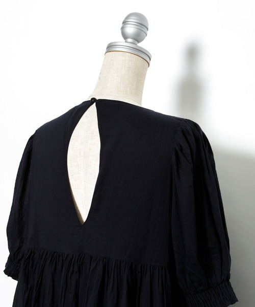 AS KNOW AS PINKY(アズノゥアズピンキー)の「バック見せ大胆ギャザワンピース(ワンピース・レディース・ホワイト/ブラック/ベージュ・FREE)」の16枚目の写真