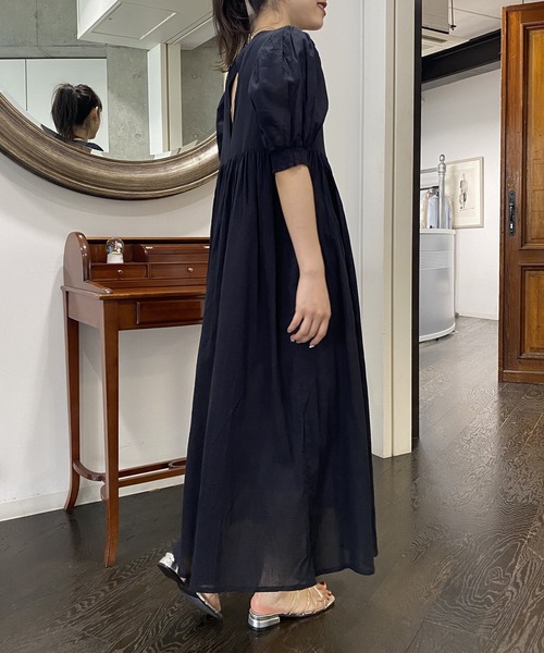 AS KNOW AS PINKY(アズノゥアズピンキー)の「バック見せ大胆ギャザワンピース(ワンピース・レディース・ホワイト/ブラック/ベージュ・FREE)」の18枚目の写真