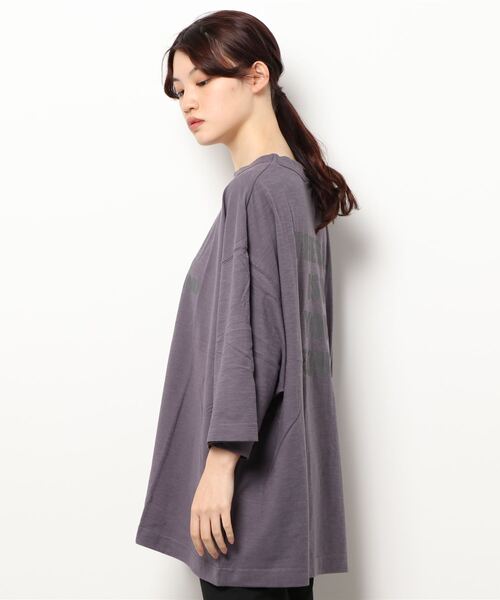 Samansa Mos2(サマンサ モスモス)の「ロゴプリントポンチョTシャツ(Tシャツ/カットソー・レディース・ベージュ/パープル/イエロー/チャコール・フリ-)」の6枚目の写真