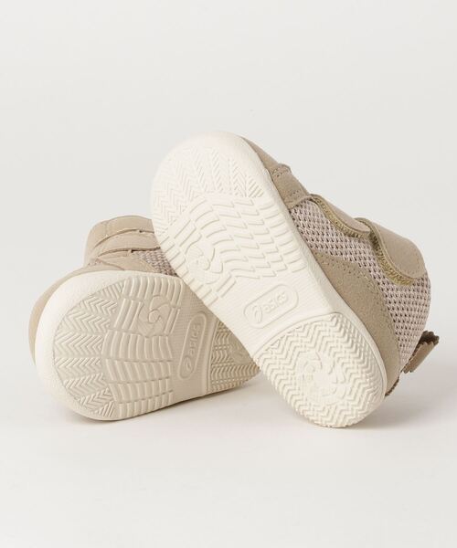 ASICS(アシックス)の「asics アシックス 12-135 ファブレファースト MC ファブレファースト MC 1144A189 201 BEIGE(スニーカー・キッズ・ベージュ・13.5/12/13/12.5)」の2枚目の写真