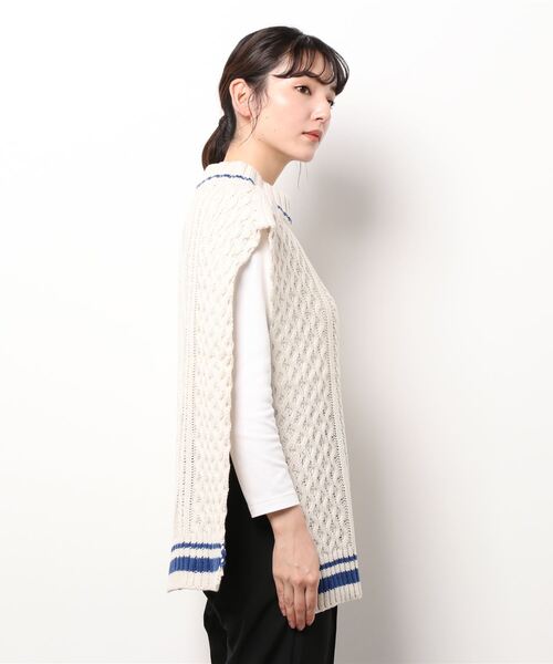 BONbazaar(ボンバザール)の「★OT★【ZOZO限定】ライン入りケーブル編みスリットベスト(ベスト・レディース・ホワイト系その他/グレー・FREE)」の3枚目の写真