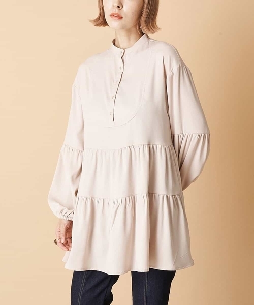 A de a.v.v(アードアー・ヴェ・ヴェ)の「袖ボリュームティアードブラウス(シャツ/ブラウス・レディース・サンドベージュ/アイボリー/ブラック・36/38)」の2枚目の写真