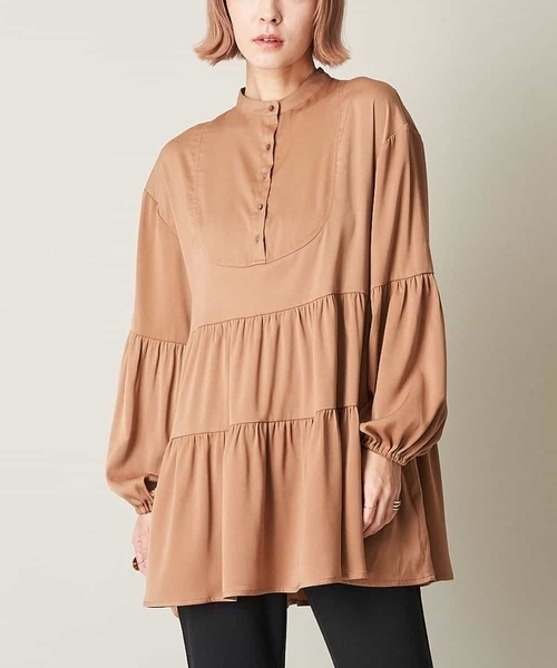 A de a.v.v(アードアー・ヴェ・ヴェ)の「袖ボリュームティアードブラウス(シャツ/ブラウス・レディース・サンドベージュ/アイボリー/ブラック・36/38)」の1枚目の写真