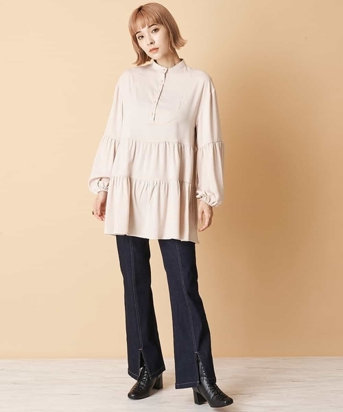 A de a.v.v(アードアー・ヴェ・ヴェ)の「袖ボリュームティアードブラウス(シャツ/ブラウス・レディース・サンドベージュ/アイボリー/ブラック・36/38)」の4枚目の写真