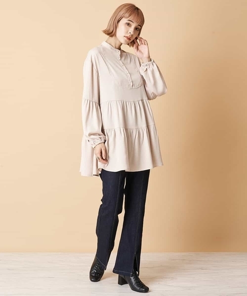 A de a.v.v(アードアー・ヴェ・ヴェ)の「袖ボリュームティアードブラウス(シャツ/ブラウス・レディース・サンドベージュ/アイボリー/ブラック・36/38)」の5枚目の写真