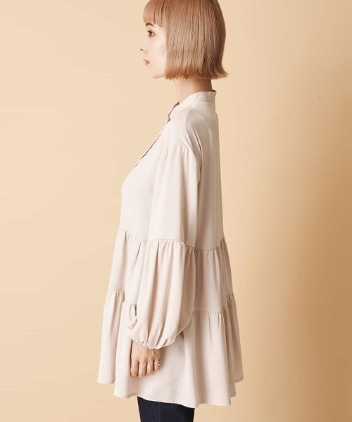 A de a.v.v(アードアー・ヴェ・ヴェ)の「袖ボリュームティアードブラウス(シャツ/ブラウス・レディース・サンドベージュ/アイボリー/ブラック・36/38)」の13枚目の写真