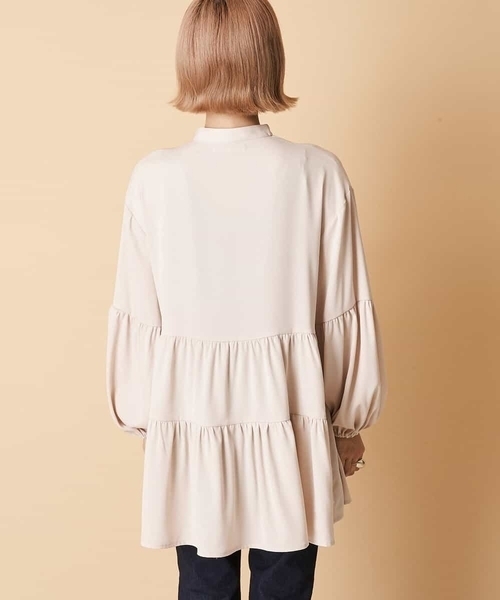 A de a.v.v(アードアー・ヴェ・ヴェ)の「袖ボリュームティアードブラウス(シャツ/ブラウス・レディース・サンドベージュ/アイボリー/ブラック・36/38)」の14枚目の写真