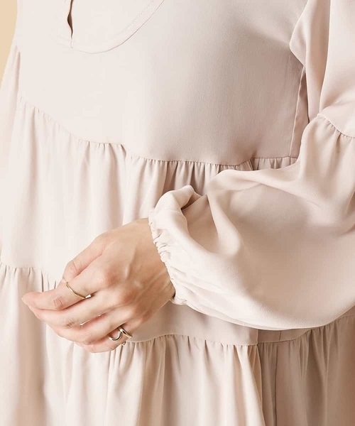 A de a.v.v(アードアー・ヴェ・ヴェ)の「袖ボリュームティアードブラウス(シャツ/ブラウス・レディース・サンドベージュ/アイボリー/ブラック・36/38)」の16枚目の写真