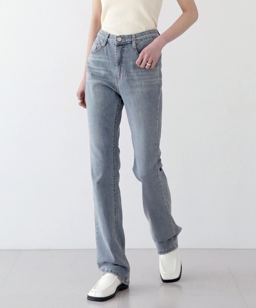 UNE MANSION（ユヌマンション）の「グレイッシュスリムブーツカットパンツ（デニムパンツ・レディース・ライトグレー・SMALL/MEDIUM/LARGE）」の7枚目の写真