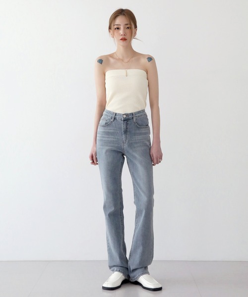 UNE MANSION（ユヌマンション）の「グレイッシュスリムブーツカットパンツ（デニムパンツ・レディース・ライトグレー・SMALL/MEDIUM/LARGE）」の3枚目の写真