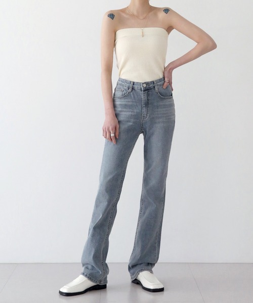 UNE MANSION（ユヌマンション）の「グレイッシュスリムブーツカットパンツ（デニムパンツ・レディース・ライトグレー・SMALL/MEDIUM/LARGE）」の5枚目の写真