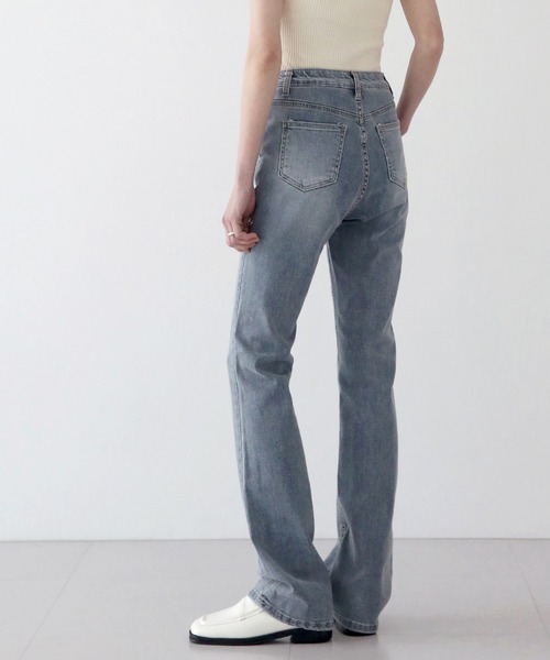 UNE MANSION（ユヌマンション）の「グレイッシュスリムブーツカットパンツ（デニムパンツ・レディース・ライトグレー・SMALL/MEDIUM/LARGE）」の11枚目の写真