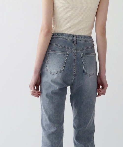 UNE MANSION（ユヌマンション）の「グレイッシュスリムブーツカットパンツ（デニムパンツ・レディース・ライトグレー・SMALL/MEDIUM/LARGE）」の12枚目の写真