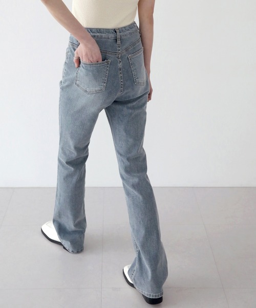 UNE MANSION（ユヌマンション）の「グレイッシュスリムブーツカットパンツ（デニムパンツ・レディース・ライトグレー・SMALL/MEDIUM/LARGE）」の16枚目の写真