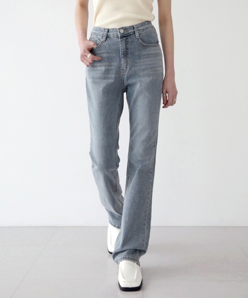 UNE MANSION（ユヌマンション）の「グレイッシュスリムブーツカットパンツ（デニムパンツ・レディース・ライトグレー・SMALL/MEDIUM/LARGE）」の10枚目の写真