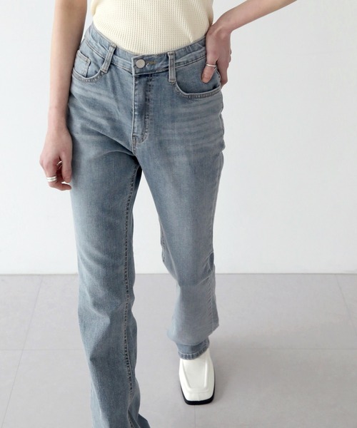 UNE MANSION（ユヌマンション）の「グレイッシュスリムブーツカットパンツ（デニムパンツ・レディース・ライトグレー・SMALL/MEDIUM/LARGE）」の8枚目の写真