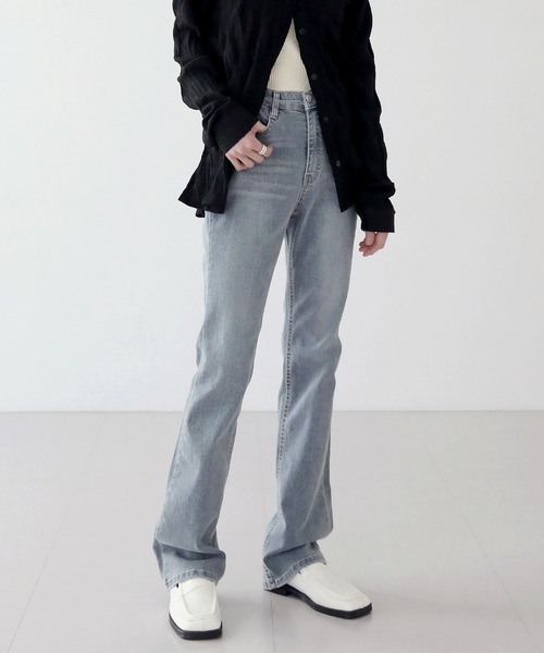 UNE MANSION（ユヌマンション）の「グレイッシュスリムブーツカットパンツ（デニムパンツ・レディース・ライトグレー・SMALL/MEDIUM/LARGE）」の18枚目の写真