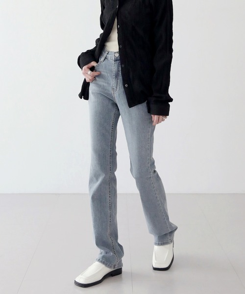 UNE MANSION（ユヌマンション）の「グレイッシュスリムブーツカットパンツ（デニムパンツ・レディース・ライトグレー・SMALL/MEDIUM/LARGE）」の19枚目の写真