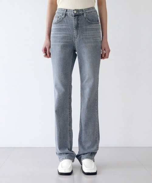 UNE MANSION（ユヌマンション）の「グレイッシュスリムブーツカットパンツ（デニムパンツ・レディース・ライトグレー・SMALL/MEDIUM/LARGE）」の22枚目の写真