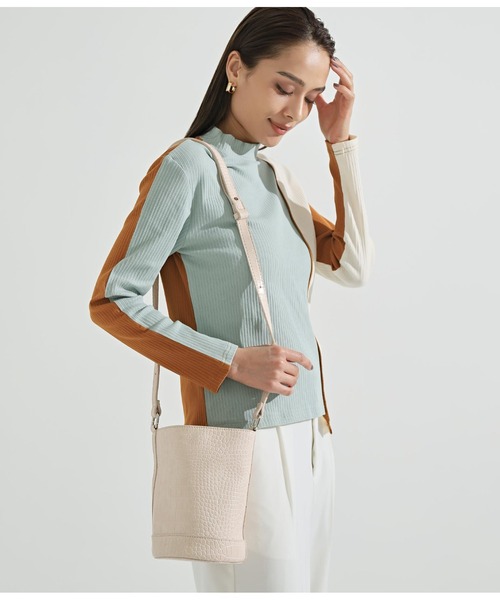 Settimissimo（セッティミッシモ）の「クロコ型押バケツバッグ（ショルダーバッグ・レディース・アイボリー/ブラック・FREE）」の7枚目の写真