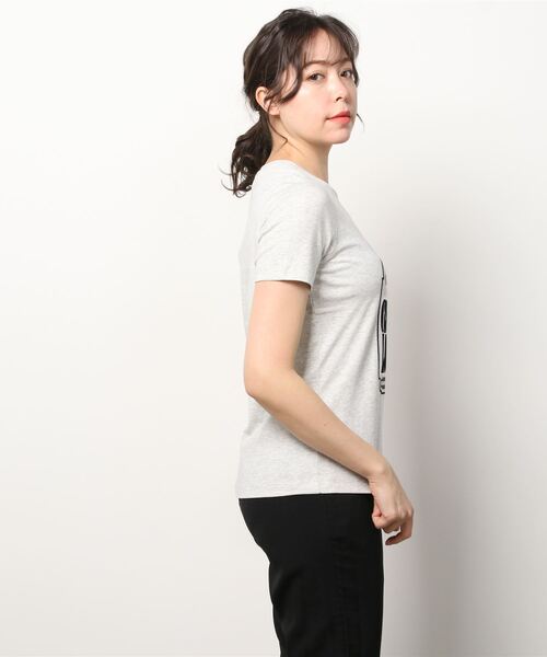 MAISON SCOTCH(メゾンスコッチ)の「レギュラーフィット グラフィック Tシャツ【166595】(Tシャツ/カットソー・レディース・ライトグレー・X-SMALL/SMALL)」の2枚目の写真