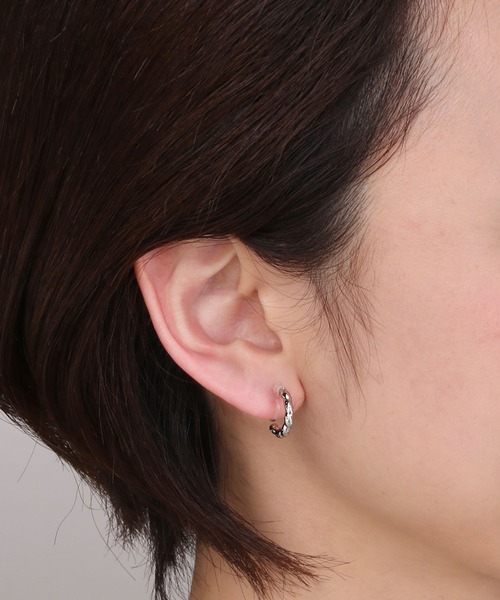 Manon's Selection(マノンズセレクション)の「シングルラインツイストデザインハーフフープイヤリング(イヤリング・レディース・シルバー/ゴールド・ONE SIZE)」の2枚目の写真