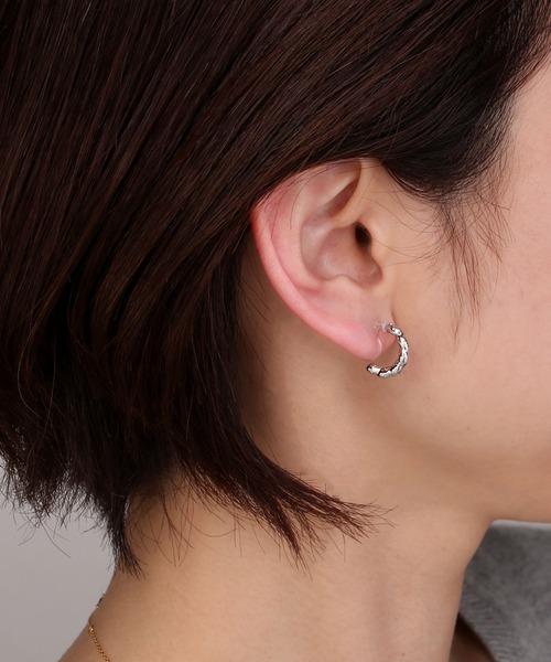 Manon's Selection(マノンズセレクション)の「シングルラインツイストデザインハーフフープイヤリング(イヤリング・レディース・シルバー/ゴールド・ONE SIZE)」の7枚目の写真