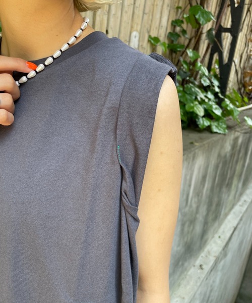 CIAOPANIC(チャオパニック)の「2色買いしたくなる、リメイク風ノースリTee(タンクトップ・レディース・チャコールグレー/パープル/オフホワイト/オレンジ・FREE)」の16枚目の写真