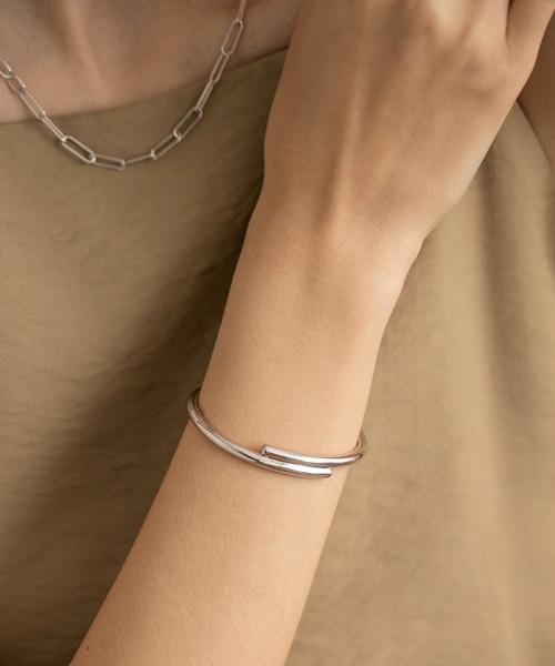 PAS TIERRA（パティエラ）の「ウィロウラインバングル（バングル/リストバンド・レディース・シルバー/イエローゴールド・FREE）」の9枚目の写真