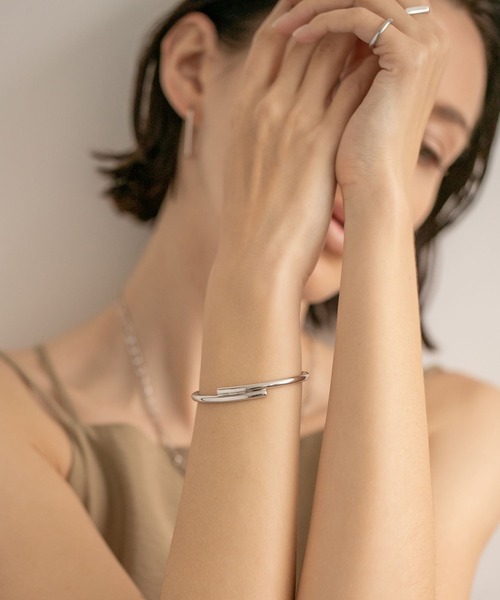 PAS TIERRA（パティエラ）の「ウィロウラインバングル（バングル/リストバンド・レディース・シルバー/イエローゴールド・FREE）」の3枚目の写真