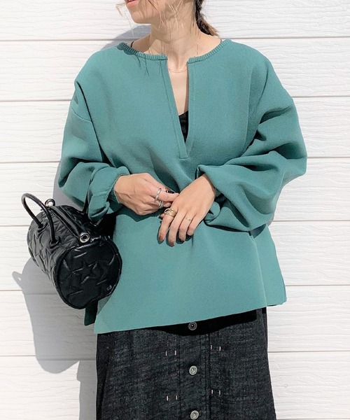 Q（キュー）の「ミラノリブ深キーネックニット（ニット/セーター・レディース・ダークグリーン/ホワイト系その他・MEDIUM）」の2枚目の写真