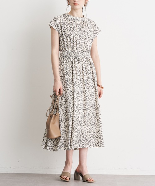 YECCA VECCA（イェッカヴェッカ）の「ヴィンテージフラワー柄ワンピース（ワンピース・レディース・ブラック/アイボリー・FREE）」の2枚目の写真