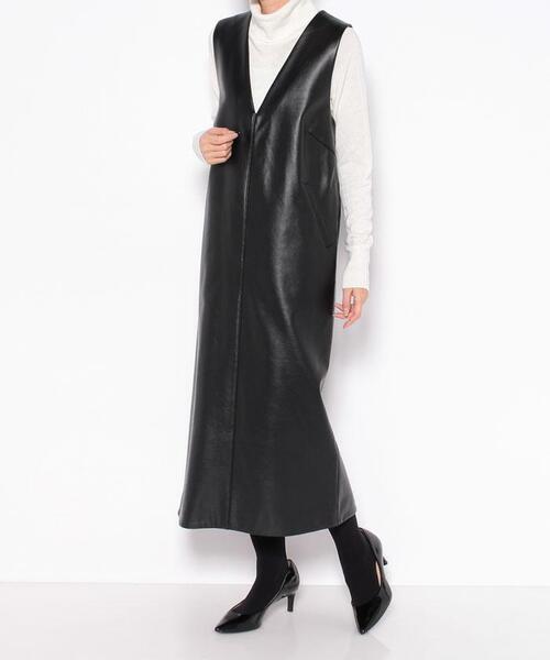 Torrazzo Donna（トラッゾドンナ）の「【TORRAZZO DONNA】フェイクレザージャンパースカート（ジャンパースカート・レディース・ブラック/サンドベージュ/モカ・2）」の2枚目の写真