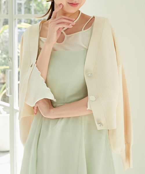 MAJESTIC LEGON(マジェスティックレゴン)の「ビジューボタンショートカーディガン(ニット/セーター・レディース・ピンク/グリーン/ブラック/アイボリー・MEDIUM)」の2枚目の写真