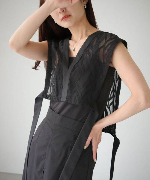 cheriella(シェリエラ)の「【cheriella】WEB限定リーフシアースピンドルブラウス(シャツ/ブラウス・レディース・ブラック/アイボリー・M)」の1枚目の写真