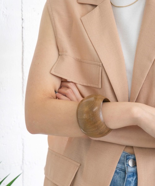 KBF（ケイビーエフ）の「ラウンドウッドバングル（ブレスレット・レディース・ブラウン/ナチュラル・ONE）」の3枚目の写真