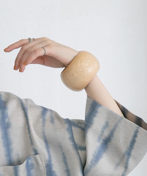 KBF（ケイビーエフ）の「ラウンドウッドバングル（ブレスレット・レディース・ブラウン/ナチュラル・ONE）」の6枚目の写真