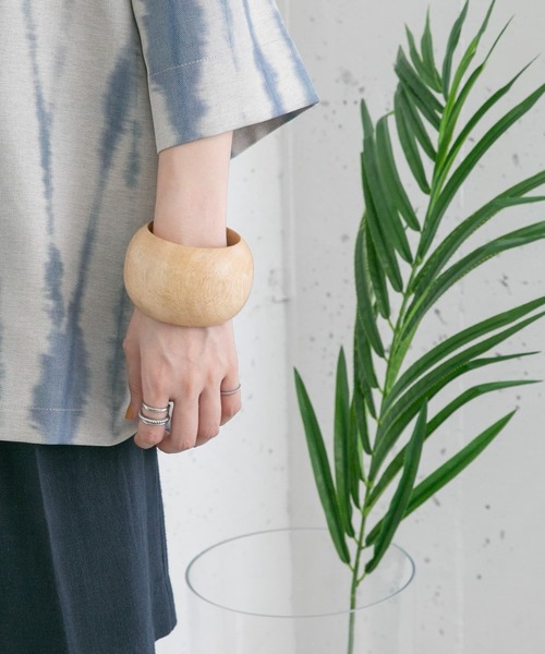 KBF（ケイビーエフ）の「ラウンドウッドバングル（ブレスレット・レディース・ブラウン/ナチュラル・ONE）」の7枚目の写真