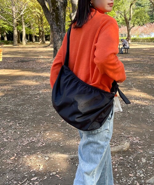 fredy emue(フレディエミュ)の「ハーフムーン結びショルダーバッグ(ショルダーバッグ・レディース・ミント/ブラック/ベージュ・FREE)」の2枚目の写真